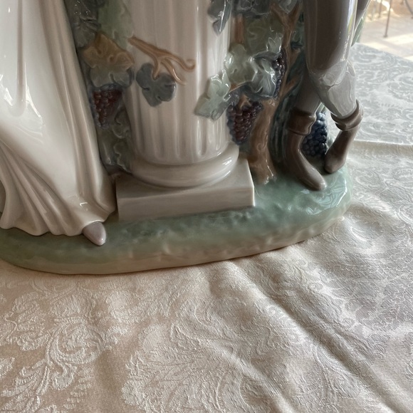 RETIRED 2005 ROMEO AND JULIET LLADRO PORCELAIN FIGURINE Item# 01004750 - Picture 3 of 16